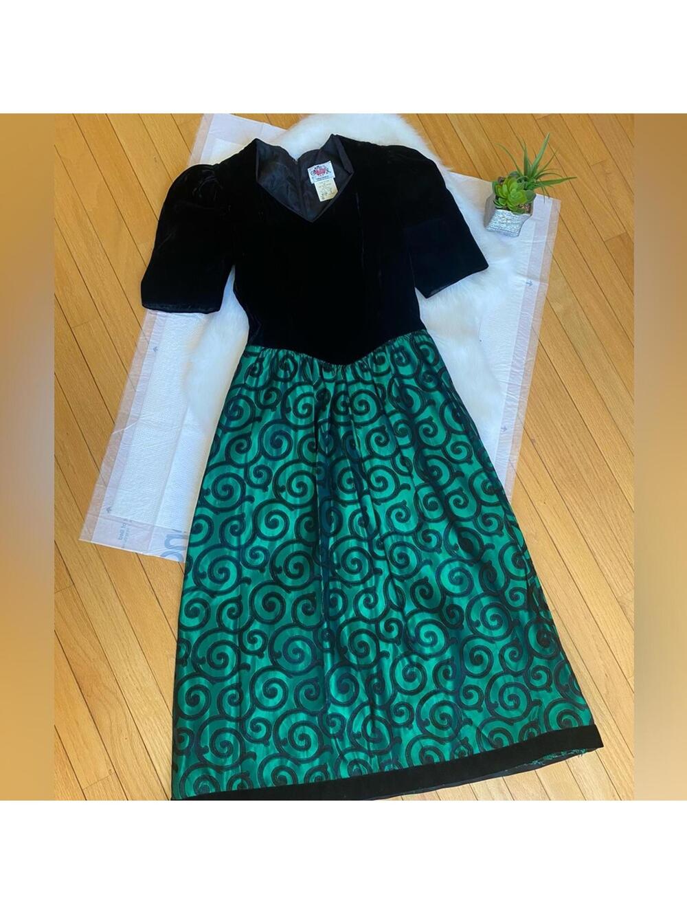 Lanz Vintage Women's Black Velvet Top with Green Swirl Size 4